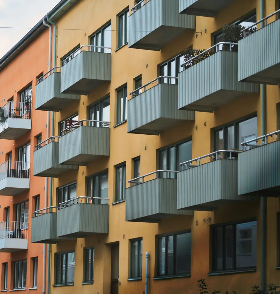 Flerbostadshus med balkonger i svensk stad