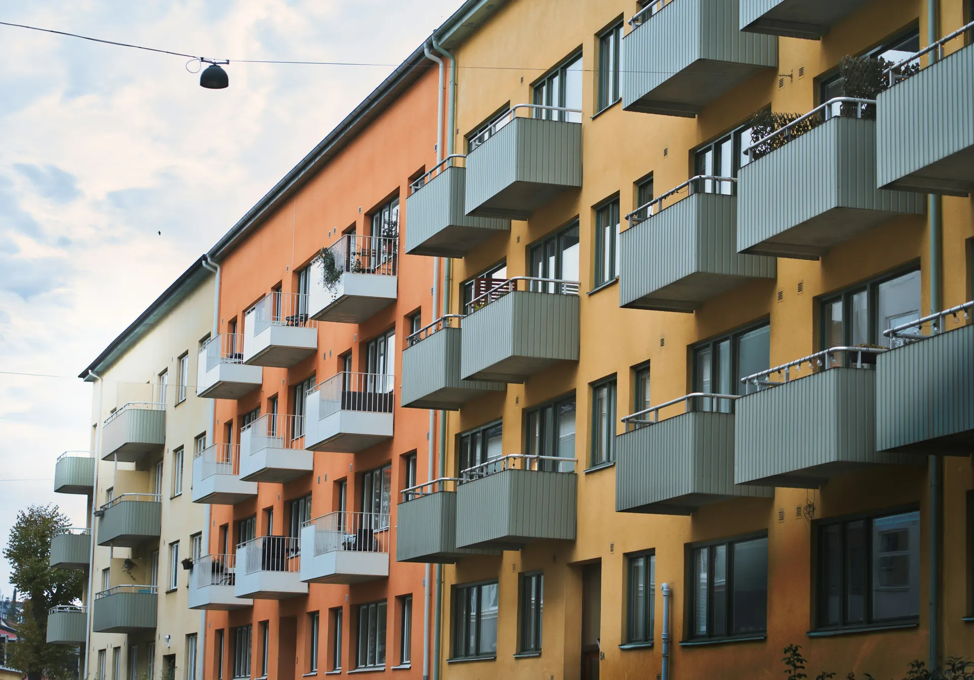 Flerbostadshus med balkonger i svensk stad